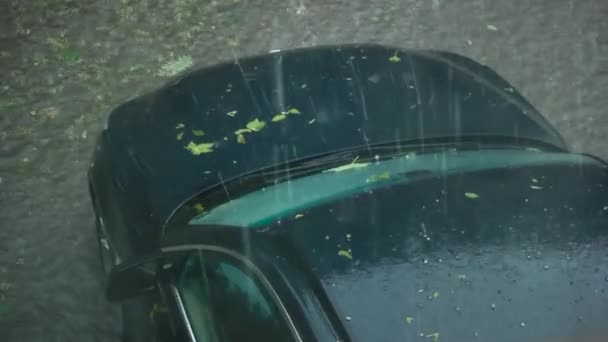 Vista Superior Mostra Frente Carro Preto Drenado Preso Uma Chuva — Vídeo de Stock