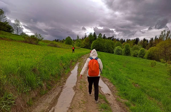 Polonya Nın Dağlarında Çamurun Üzerinde Sırt Çantasıyla Yeşil Çayırlarda Yürüyüş — Stok fotoğraf