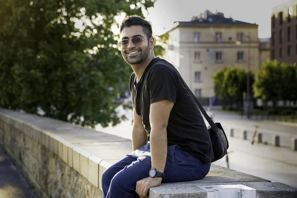 Indiano Árabe Hispânico Jovem Camisa Preta Com Uma Bolsa Alça Fotografias De Stock Royalty-Free