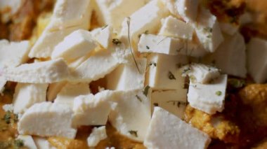 Hint tarifi Shahi Paneer 'in ev yemeği hazırlığı kaju masala tabanı ve beyaz Hint peyniri ile yapılmış kübik paneer, Kasuri ya da Kasoori mei bitkisi üzerine tat vermesi için serpiştirilmiş.