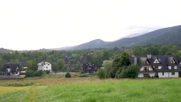 Pan Πλάνο Ενός Πράσινου Τομέα Στο Χωριό Zakopane Κοιλάδα Από — Αρχείο Βίντεο