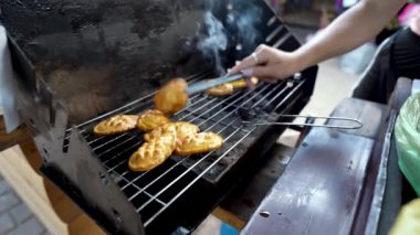 Polonya dağlarında tütsülenmiş geleneksel koyun peyniri adı Oscypek, oszczypek ', ızgarada yatar ve pişer.