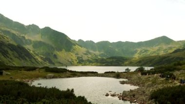 Przedni Staw Polski Gölü, Rybi Potok Vadisi 'ndeki Morskie Oko Gölü' ne çevrildi. Polonya 'nın Zakopane kenti yakınlarındaki Tatra Milli Parkı' nda yer almaktadır..