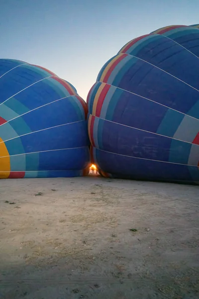 Coloful Sıcak Hava Balonları Gece Boyunca Helyum Gazıyla Doluyken Türkiye — Stok fotoğraf