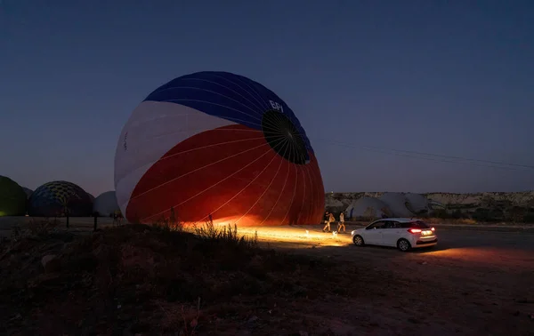Carro Estacionado Frente Balão Quente Com Faróis Acesos Durante Noite — Fotografia de Stock
