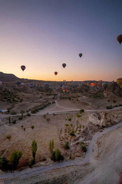 Cappadocia Turecko Září 2021 Vertikální Záběr Horkovzdušných Balónů Letících Gorejském — Stock fotografie