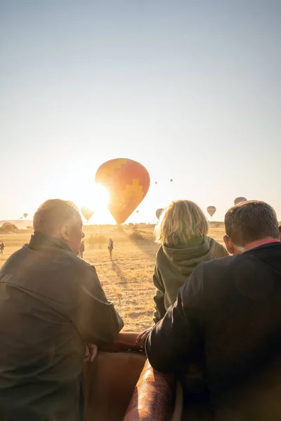 Καππαδοκία Τουρκία Σεπτεμβρίου 2021 Επιβάτες Που Κοιτάζουν Αερόστατα Θερμού Αέρα — Φωτογραφία Αρχείου