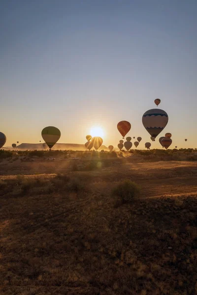 Balões Quente Voando Passeio Pelas Montanhas Paisagem Outono Nascer Sol — Fotografia de Stock