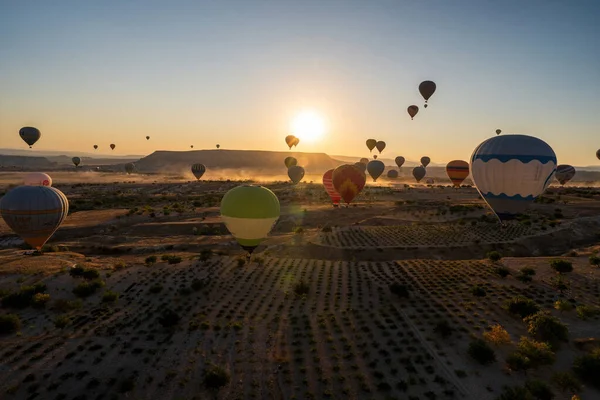 Balões Quente Voando Passeio Pelas Montanhas Paisagem Outono Nascer Sol — Fotografia de Stock