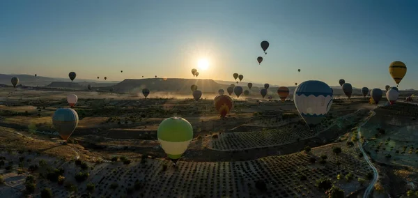 Πανοραμική Θέα Των Αερόστατων Hot Air Που Πετούν Περιοδεία Πάνω — Φωτογραφία Αρχείου