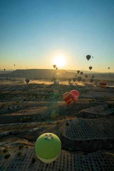 Vista Panorâmica Bando Balões Coloridos Quente Voando Contra Nascer Sol — Fotografia de Stock