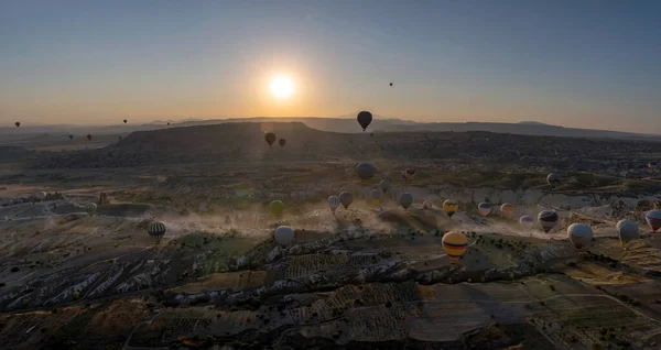 Vista Panorâmica Bando Balões Coloridos Quente Voando Contra Nascer Sol — Fotografia de Stock