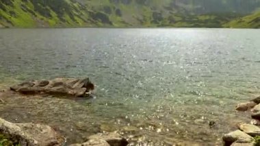 Yüksek Tatra Dağları 'ndaki kristal mavi dağ Wielki Staw, Beş Polonya Göl Vadisi Dolina Pieciu Stawow Polskich yazın Polonya, Avrupa ve dağlara karşı