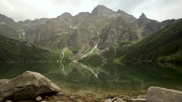 Pan Tiro Montanhas Polonesas Tatra Morskie Oko Lago Com Água — Vídeo de Stock