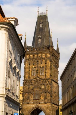 Daracık bir Prag caddesinin üzerinde çarpıcı bir ortaçağ kulesi yükseliyor. Karmaşık Gotik detaylar, sivri kemerler ve süslü taş işçiliği sergiliyor. Prag 'ın eski şehir ve mimari mirasının cazibesini yansıtan tarihi bir şehir..