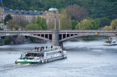 Tarihi köprüsü ve yeşil bakır kubbesi olan Vltava Nehri 'ndeki Prag nehir gezisi teknesi, Çek Cumhuriyeti turistik turizm merkezi.