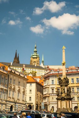 Prag Şatosu ve St. Vitus Katedrali 'nin ufuk çizgisi Gotik kuleleriyle tarihi binalar ve önplandaki barok anıtlarla görülebiliyor.