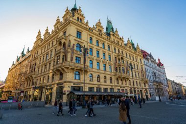 Prag, Çek Cumhuriyeti - 1 Mayıs 2023: Parke taşlı caddelerin, tarihi binaların ve tepenin altındaki yayaların yer aldığı hareketli bir meydan sahnesi. Titreşim kaybolur