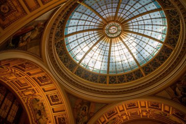 Güneşli cam paneller, yaldızlı detaylar ve karmaşık fresklerle muhteşem bir kubbe manzarası. Mimarlık ve tarih açısından zengin, Prag ve Çek Cumhuriyeti temalı koleksiyonlar için mükemmel.