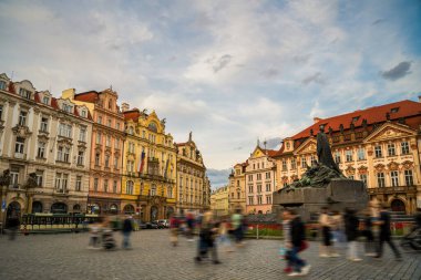Çek Cumhuriyeti 'nde renkli tarihi binalar, büyük bir heykel ve bulanık yayaların yer aldığı canlı bir Prag kare sahnesi. Kentsel yaşam, seyahat, kültür ve turizm için mükemmel