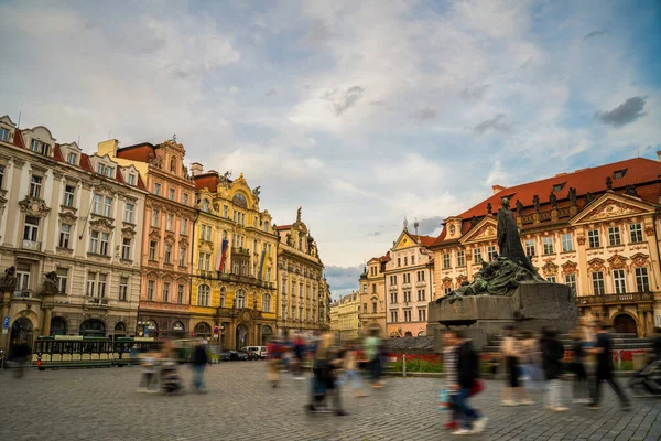 Çek Cumhuriyeti 'nde renkli tarihi binalar, büyük bir heykel ve bulanık yayaların yer aldığı canlı bir Prag kare sahnesi. Kentsel yaşam, seyahat, kültür ve turizm için mükemmel