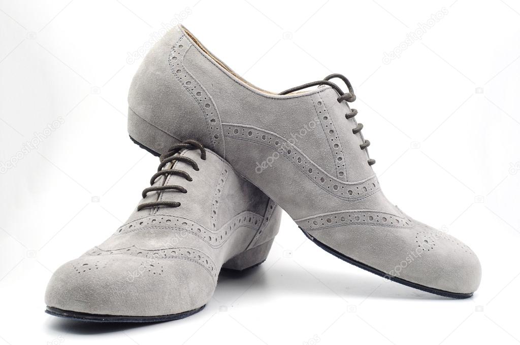 серая элегантная мужская обувь