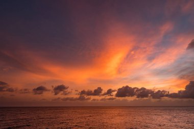 Denizin üzerinde güzel bir gün batımı