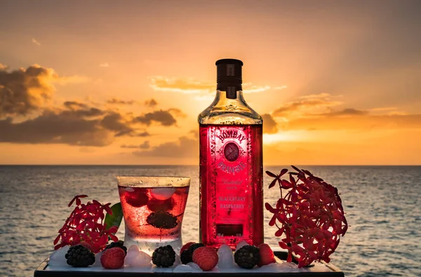 Bottiglia Liquore Rosso Vetro Sullo Sfondo Della Spiaggia — Foto Stock