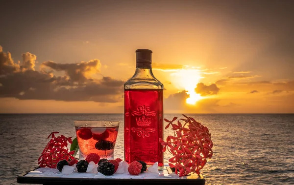 Rote Schnapsflasche Und Glas Auf Dem Strandhintergrund — Stockfoto