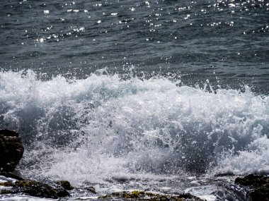 Sahilde deniz dalgaları ve kayalar