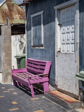 Banklı eski ahşap bir ev.