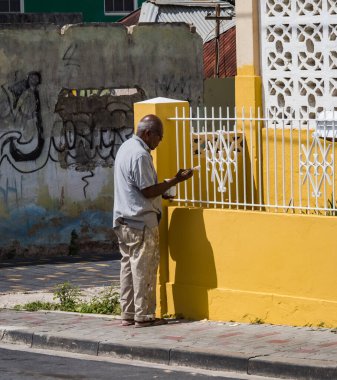 Petermaai 'de dolaşmak Willemstad' ın tarihi bir parçasıdır.