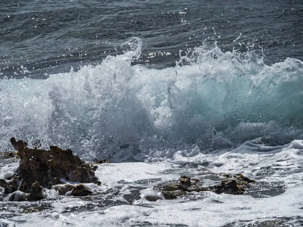 Vagues Écrasant Sur Plage — Photo