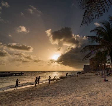 Denizin üzerinde güzel bir gün batımı