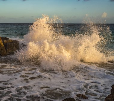 Sahilde güzel deniz dalgaları