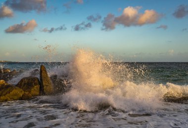 Deniz kıyısının güzel manzarası