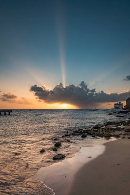 Denizin üzerinde güzel bir gün batımı