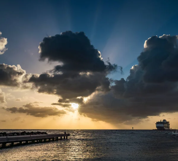 Denizin üzerinde güzel bir gün batımı