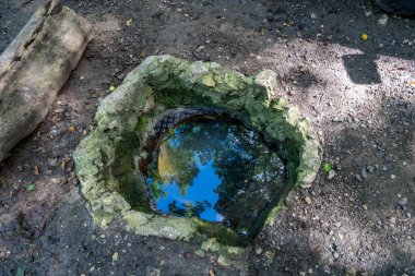 Şehirde terk edilmiş eski bir ev.