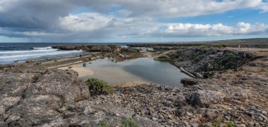 Kayalık plajın güzel manzarası