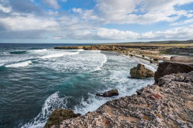 Kayalık plajın güzel manzarası