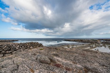 Kayalık plajın güzel manzarası