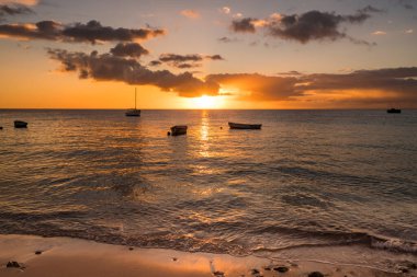 Denizin üzerinde güzel bir gün batımı