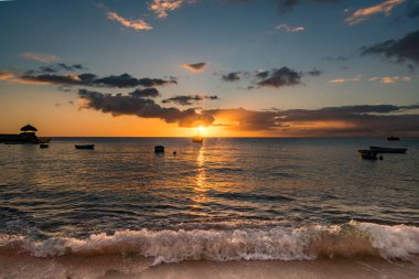 Denizin üzerinde güzel bir gün batımı
