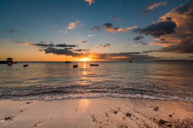 Denizin üzerinde güzel bir gün batımı