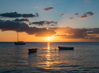 Denizin üzerinde güzel bir gün batımı