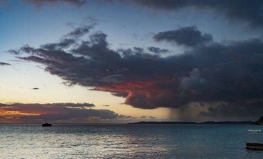 Denizin üzerinde güzel bir gün batımı