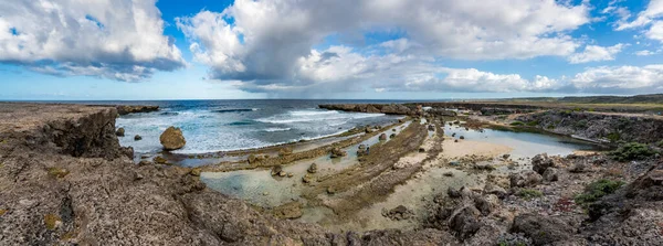 岩の多いビーチの美しい景色 — ストック写真
