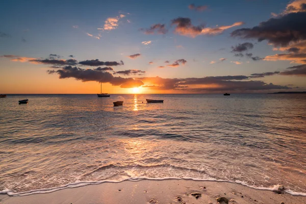 Denizin üzerinde güzel bir gün batımı