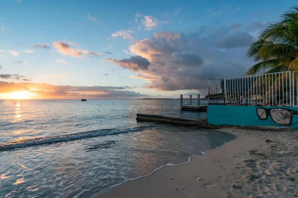 Bella Spiaggia Tropicale Con Palme Mare — Foto Stock